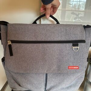 Skip Hop (new!)  Dash Signature Messenger Diaper / Baby Bag 🩶